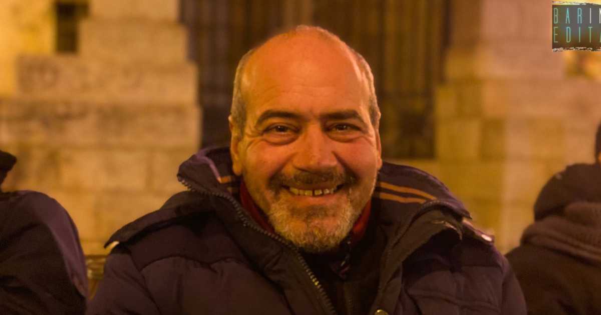 C'� chi lo chiama Granclasse e chi Buoncaff�: � Michele, il "cantastorie" di Barletta